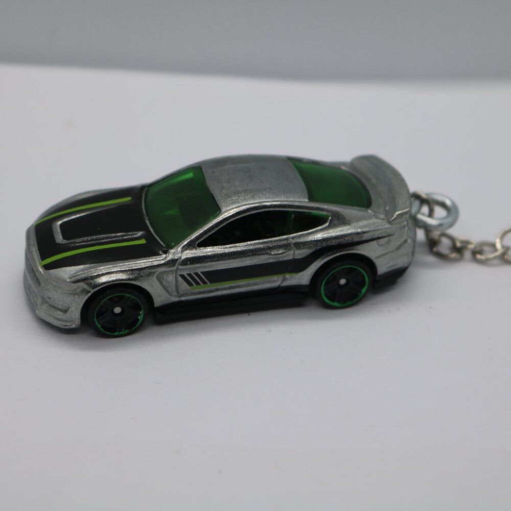 Hot Wheels 2015 Shelby GT350R 1:64 scale functional keychain